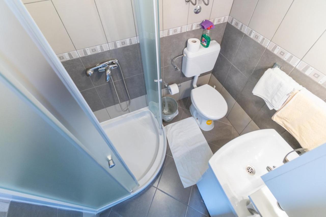 Apartments And Rooms By The Sea Palit, Rab - 5010 Ngoại thất bức ảnh