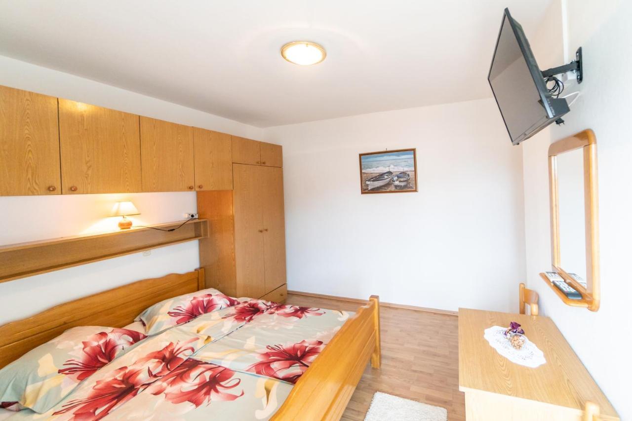 Apartments And Rooms By The Sea Palit, Rab - 5010 Ngoại thất bức ảnh