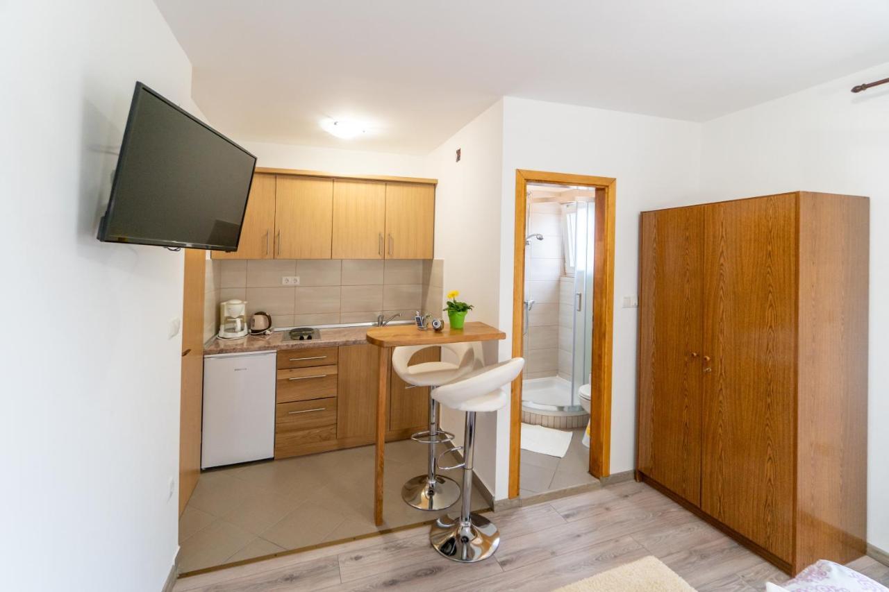Apartments And Rooms By The Sea Palit, Rab - 5010 Ngoại thất bức ảnh