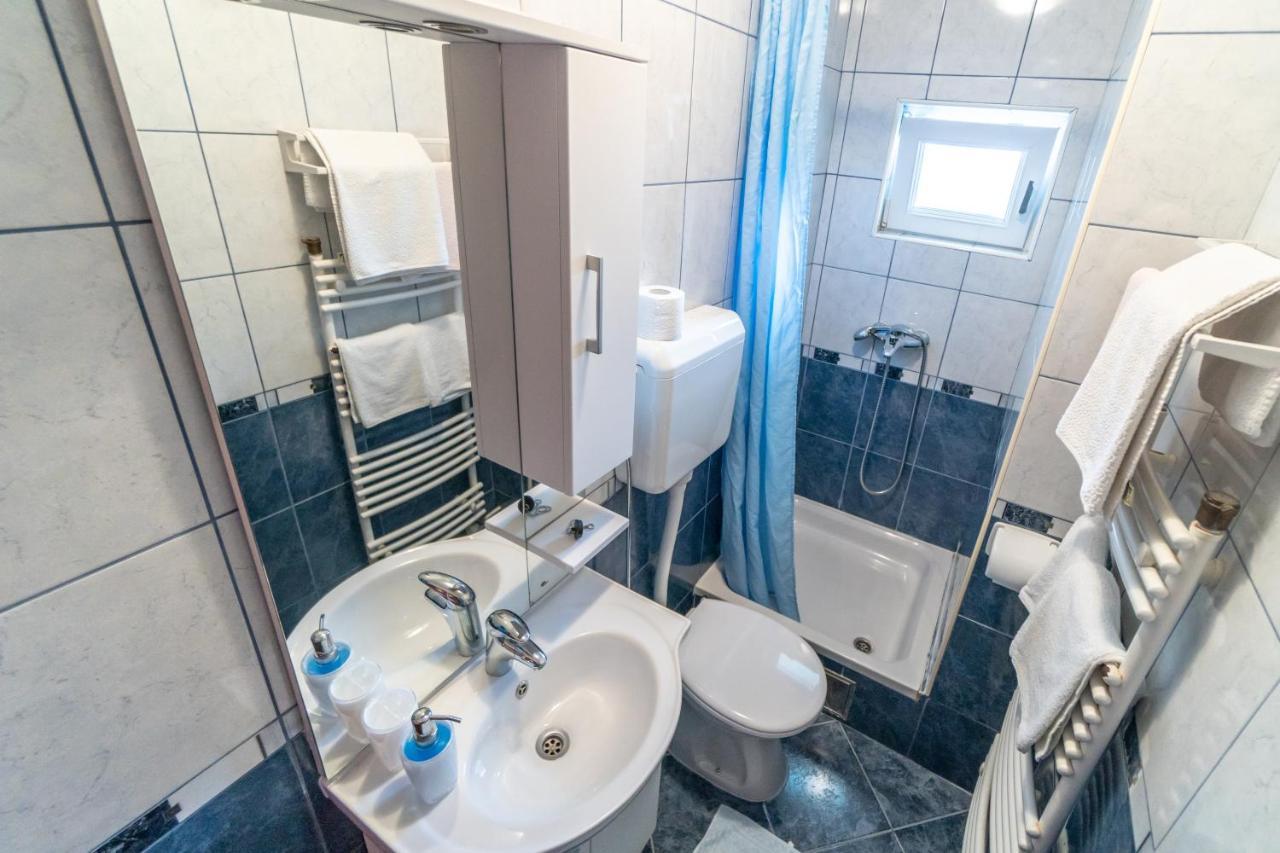 Apartments And Rooms By The Sea Palit, Rab - 5010 Ngoại thất bức ảnh