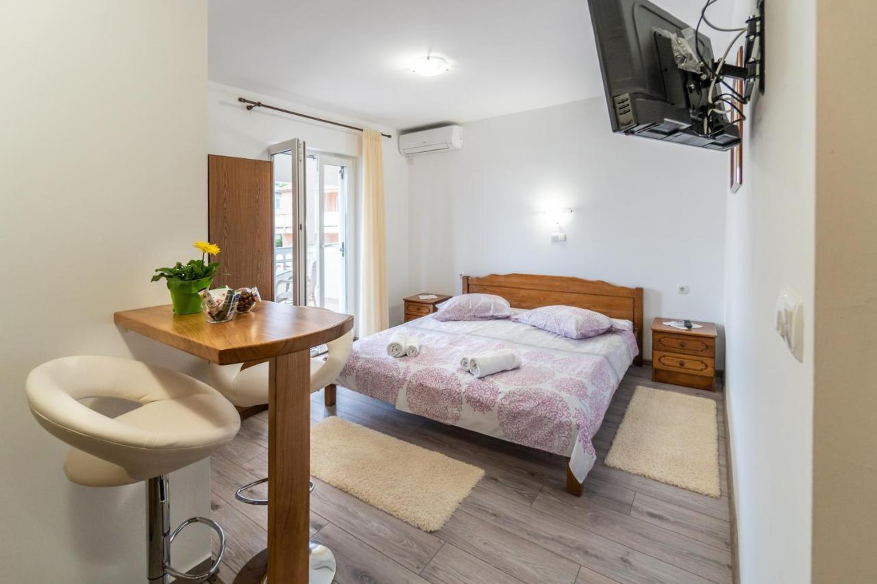 Apartments And Rooms By The Sea Palit, Rab - 5010 Ngoại thất bức ảnh