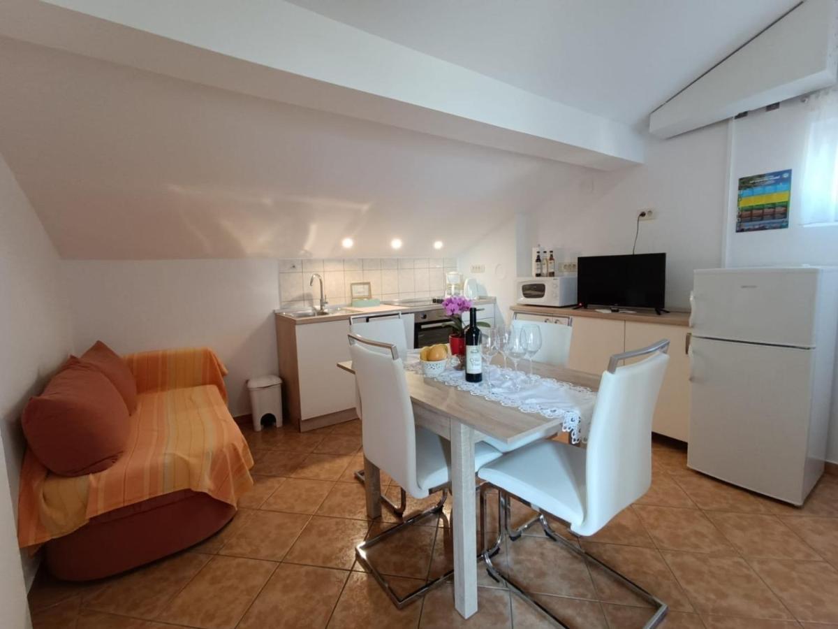 Apartments And Rooms By The Sea Palit, Rab - 5010 Ngoại thất bức ảnh